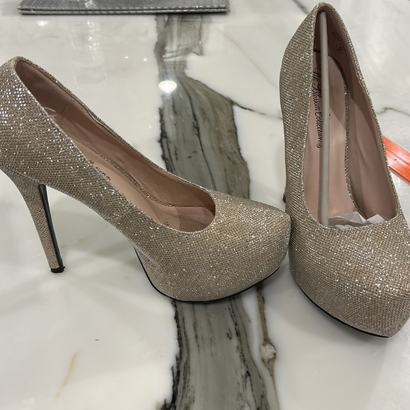 Shimmery Gold High Heel Platform Pumps,NWT, sz 9 - Picture 12 of 13